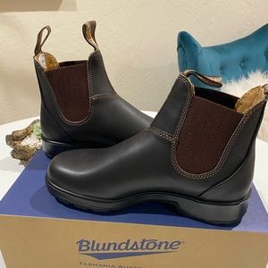 Brown women’s blundstones